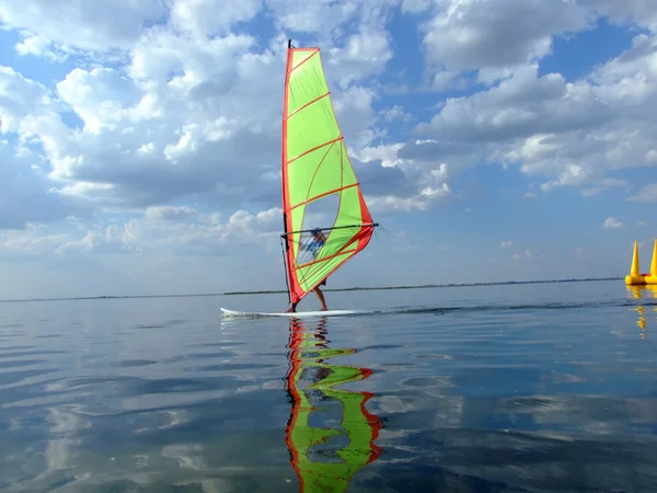 Windsurfer y su reflejo en el agua o —  Fotos de Stock