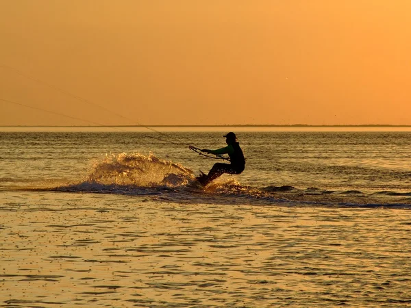 Силуэт кайтсерфинга на заливе на — стоковое фото