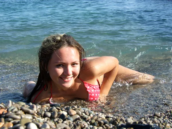 La chica sexual se acuesta en un guijarro en el mar —  Fotos de Stock