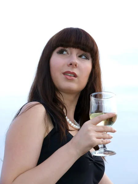 Het meisje met een glas witte wijn — Stockfoto