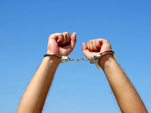 The hands of the men chained in handcuff — Stock Photo, Image