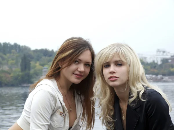 Portrét dvou krásných mladých dívek na — Stock fotografie