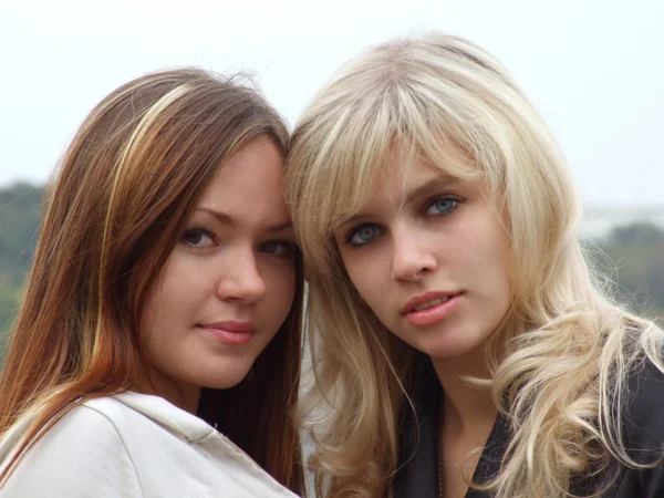 Portrét dvou krásných mladých dívek na — Stock fotografie