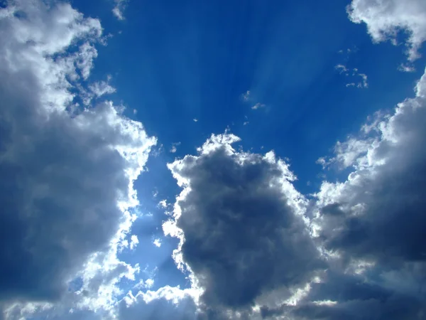 Fundo do céu. céu, sol e nuvens de volta — Fotografia de Stock