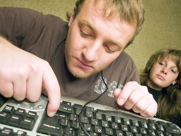 Der verrückte Programmierer mit der Tastatur. a — Stockfoto