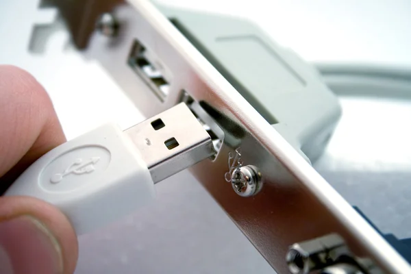 Anslutning av en USB-kabel. isolerad 2 — Stockfoto