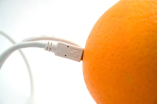 2 usb ケーブルを介して接続されたオレンジ — ストック写真