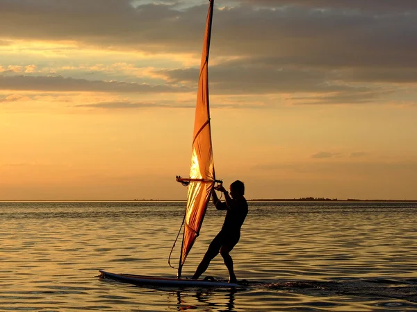 Silhouette d'un windsurf sur vagues de — Photo