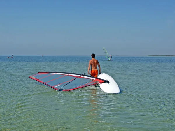 Ten chlap je přetažena windsurf — Stock fotografie
