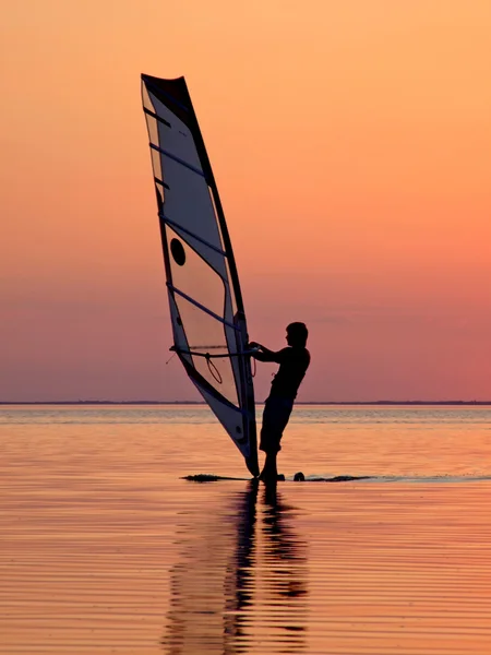 Silhouette d'un windsurf sur vagues de — Photo