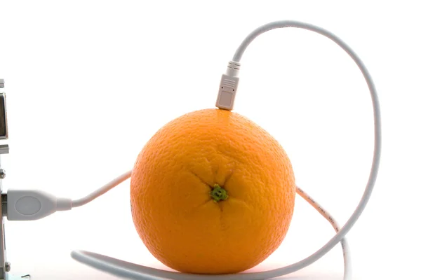 De oranje aangesloten via USB-kabel — Stockfoto