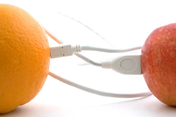 The orange and apple are connected throu — Stock Photo, Image