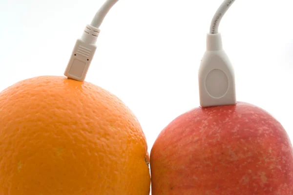 Orange und Apfel sind miteinander verbunden — Stockfoto