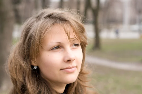 Porträtt av den vackra flickan utomhus 1 — Stockfoto