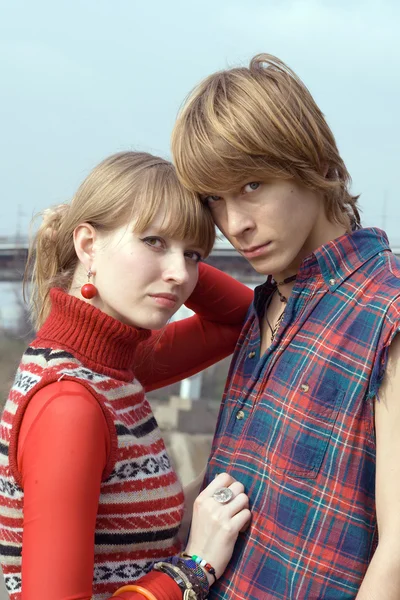 La pareja joven - el muchacho y la muchacha outd — Foto de Stock