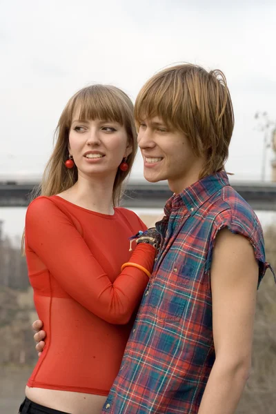 Genç bir çift - adam ve kız outd — Stok fotoğraf