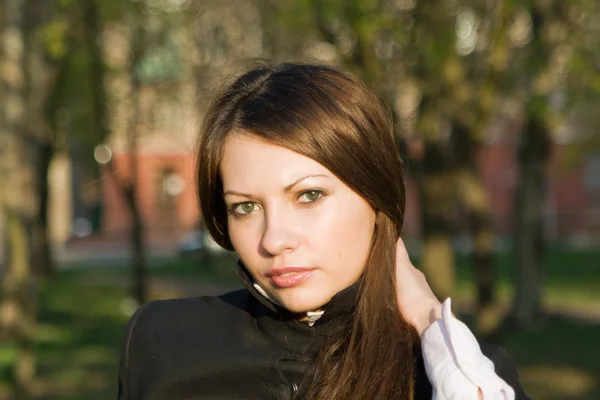 Porträtt av en trevlig tjej utomhus 3 — Stockfoto