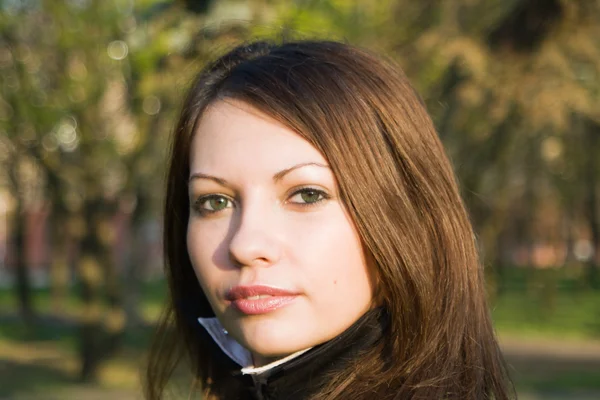 Porträtt av en trevlig tjej utomhus 5 — Stockfoto