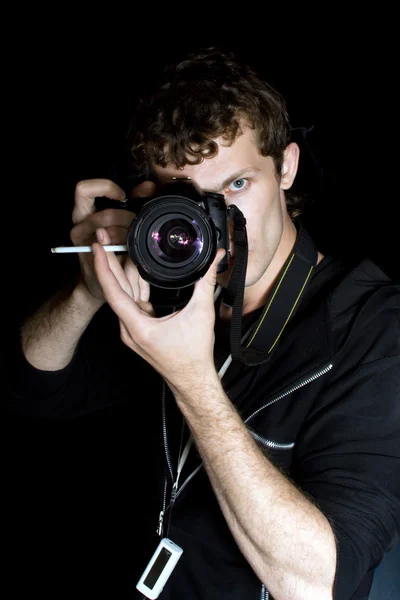 O jovem - fotógrafo atrás do trabalho — Fotografia de Stock
