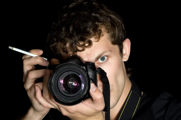 Der junge Mann - Fotograf hinter der Arbeit — Stockfoto