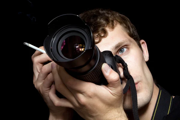 Den unge mannen - fotograf bakom arbete — Stockfoto