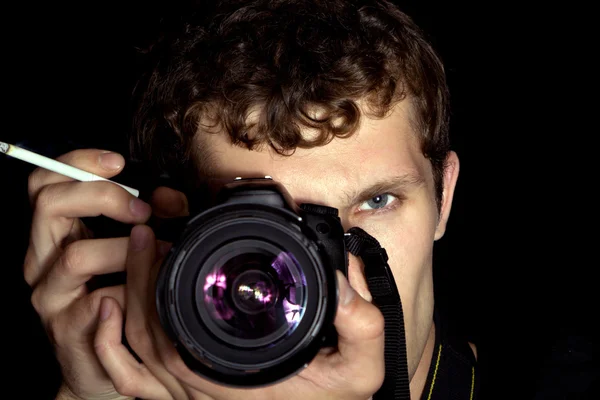 Genç adam - fotoğrafçı arkasında çalışma — Stok fotoğraf