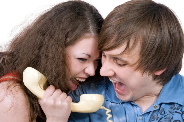 O jovem casal com telefone antigo. Engraçado p — Fotografia de Stock