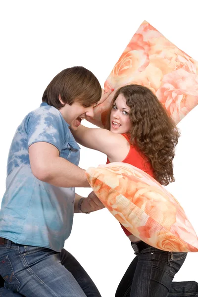 O jovem casal luta contra almofadas. Isolar — Fotografia de Stock