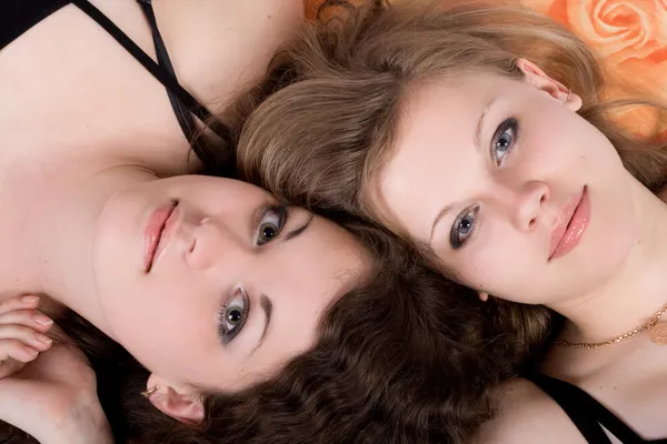 Porträtt av två skönhetsbehandlingar unga kvinnor l — Stockfoto