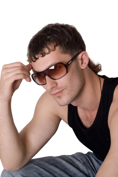 Ung man i solglasögon. isolerad på whi — Stockfoto