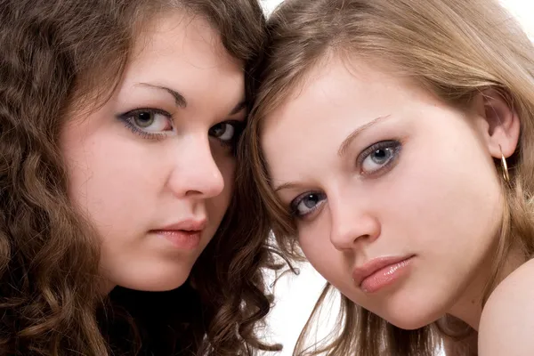 Дві сексуальні красуні молоді жінки. Ізольовані 2 — стокове фото