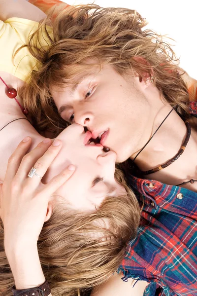 Porträt des küssenden jungen Schönheitspaares — Stockfoto