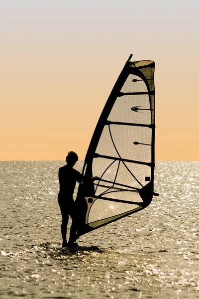 Silhouetten eines Windsurfers auf Wellen von — Stockfoto