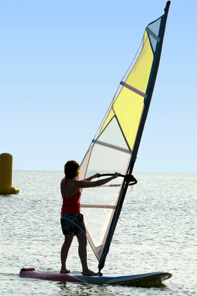 Eine Frau auf einer Windsurf auf Wellen — Stockfoto