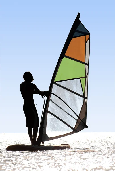 Dalgalar üzerinde bir adet Rüzgar Sörfü silueti bir — Stok fotoğraf