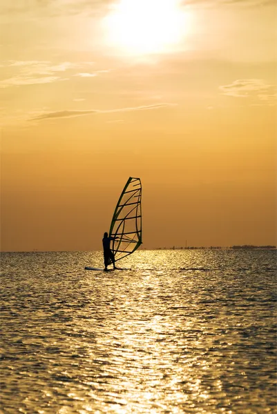 Silueta de un windsurfista al atardecer — Foto de Stock