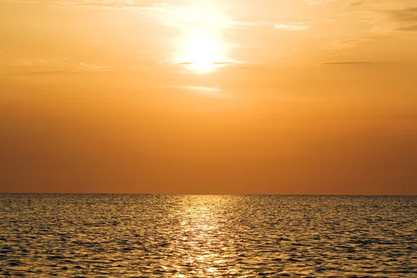 安静的宁静海湾上面的橙色日落 — 图库照片