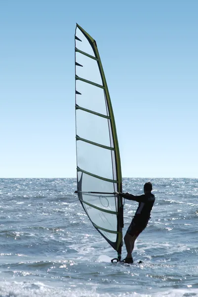 Σιλουέτα του ένα windsurfer σε θάλασσα — Φωτογραφία Αρχείου