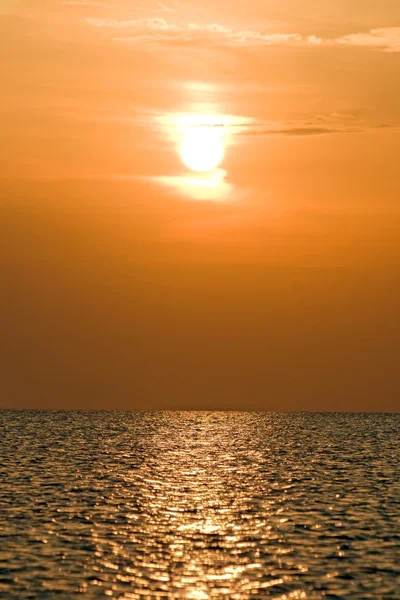 Puesta de sol naranja sobre una tranquila bahía serena —  Fotos de Stock
