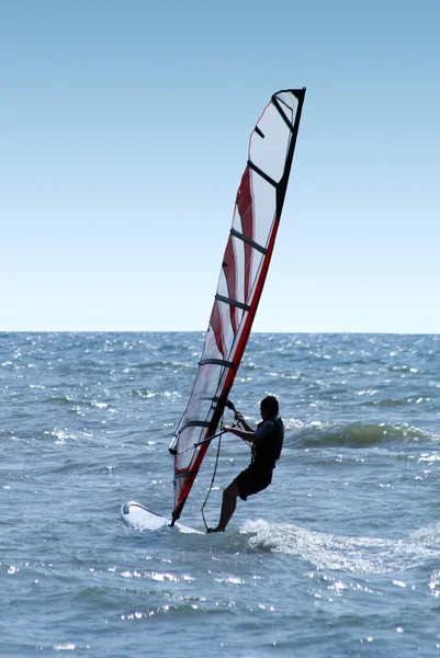 Windsurfer em ondas de um mar 2 — Fotografia de Stock
