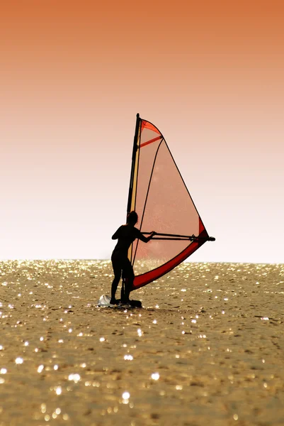 Silhouette einer Frau auf einer Windsurf auf der Welle — Stockfoto