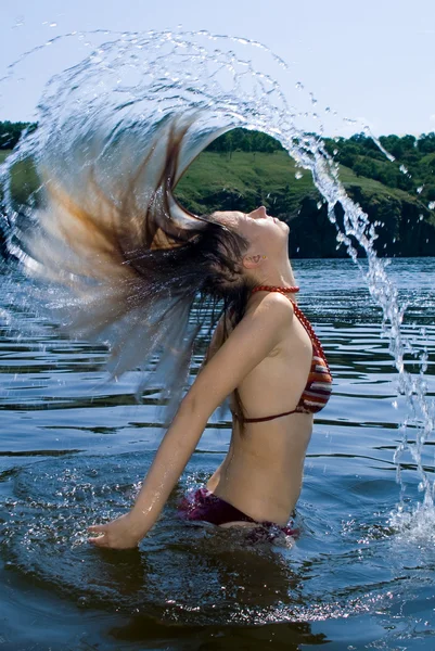 Den unga kvinnan badar i floden — Stockfoto