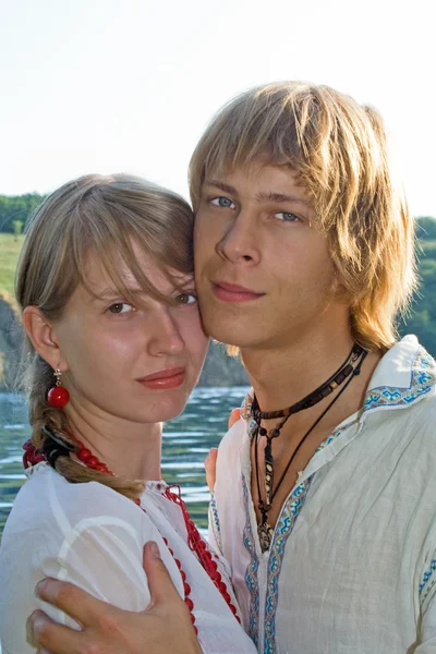 Retrato do jovem casal de beleza outd — Fotografia de Stock