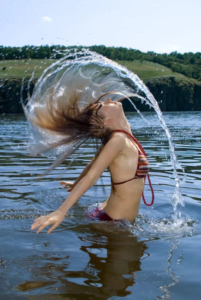 A beleza jovem mulher banha-se no riv — Fotografia de Stock