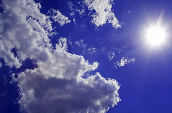 Gökyüzü arka plan. güneşin ve bulutların adam — Stok fotoğraf
