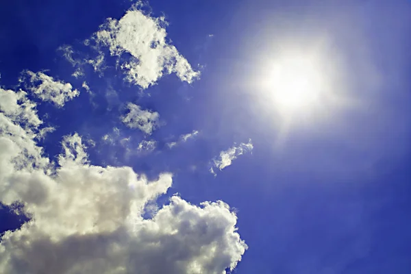 하늘 배경입니다. 태양과 구름 backgroun — 스톡 사진