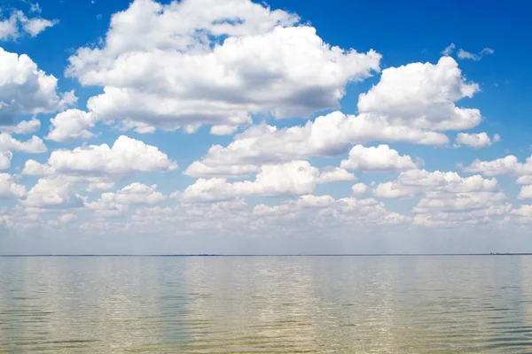 Mavi gökyüzü ve bulutlar deniz Körfezi üzerinden — Stok fotoğraf