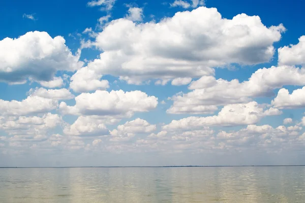 Mavi gökyüzü ve bulutlar üzerinde bir koy — Stok fotoğraf