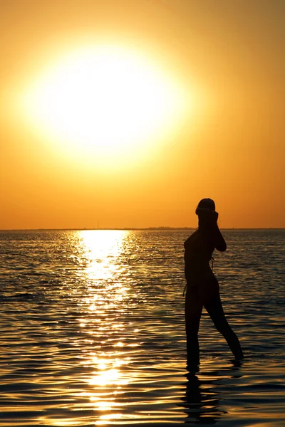 Silhouette of the young woman on a bay o — Stock Photo, Image