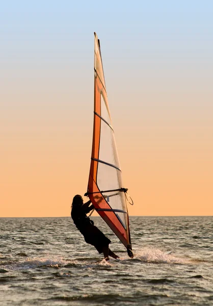 Silhueta de um windsurfista em um golfo — Fotografia de Stock